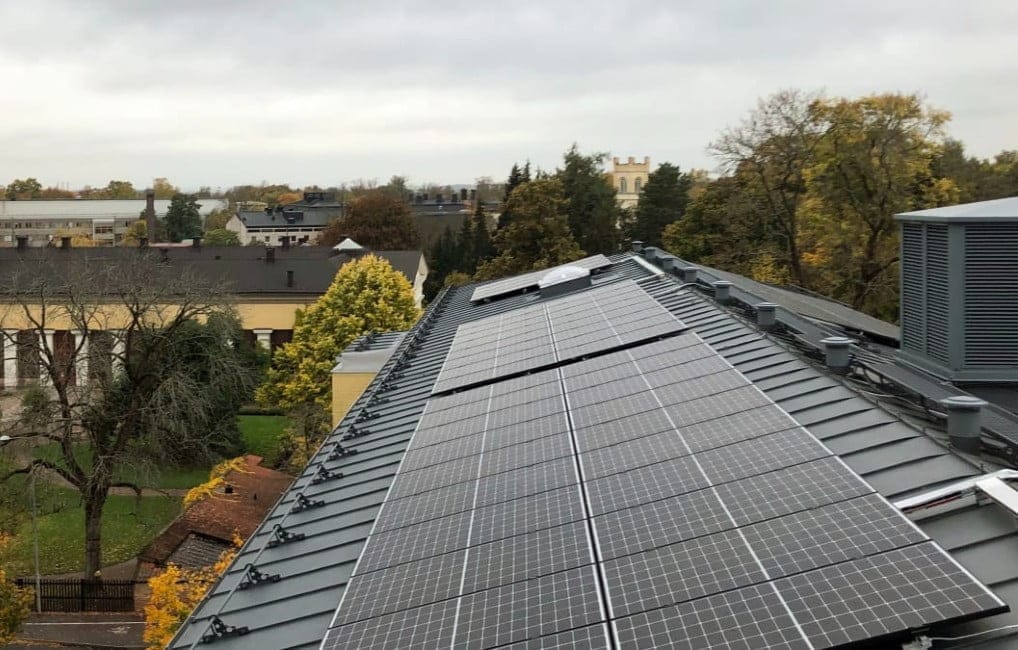 Dette billede illustrere Akademiska Hus driftsätter jättesatsning på solceller i Uppsala