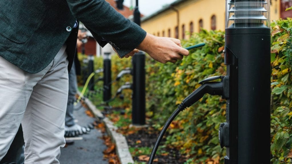 Dette billede illustrere APCOA Parking och ChargeNode i partnerskap om framtidens elbilsladdning