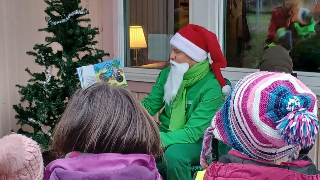 Dette billede illustrere Energitomten besökte förskolan Gläntan i Fellingsbro