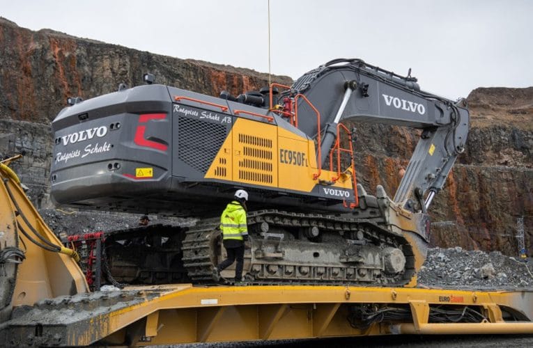 Volvos största grävmaskin är överraskande snabb