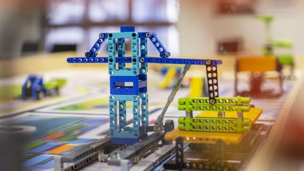 Dette billede illustrere Skarpaste legobyggarna möts i mästerskap på Tekniska