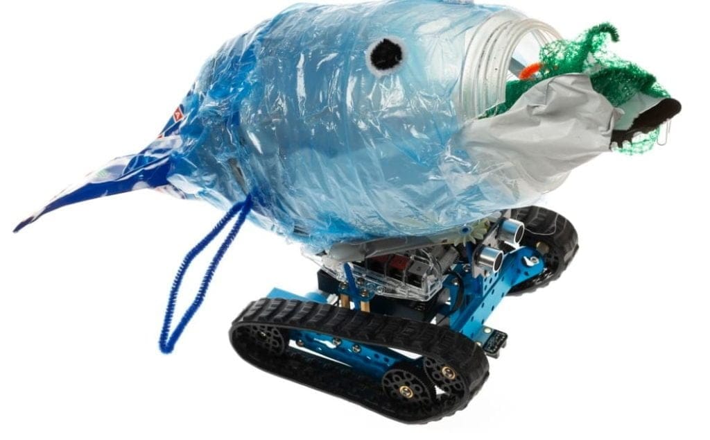 Dette billede illustrere Åttondeklassarnas plastslöjd ställs ut på museum