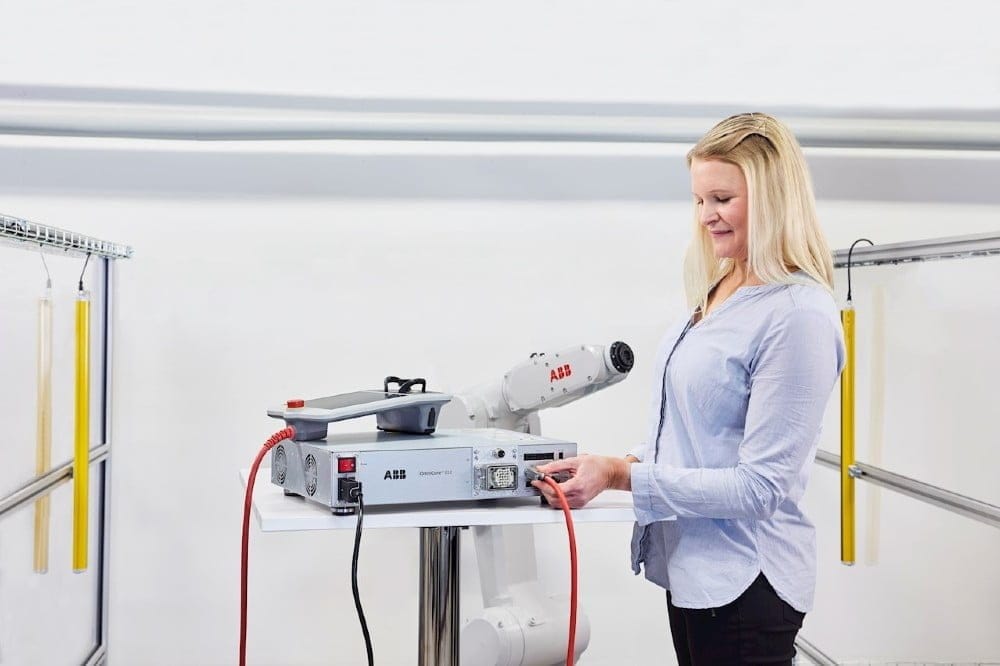 Dette billede illustrere Nya ABB OmniCore™-styrenheter erbjuder snabbare, skalbar och mer energieffektiv tillverkning