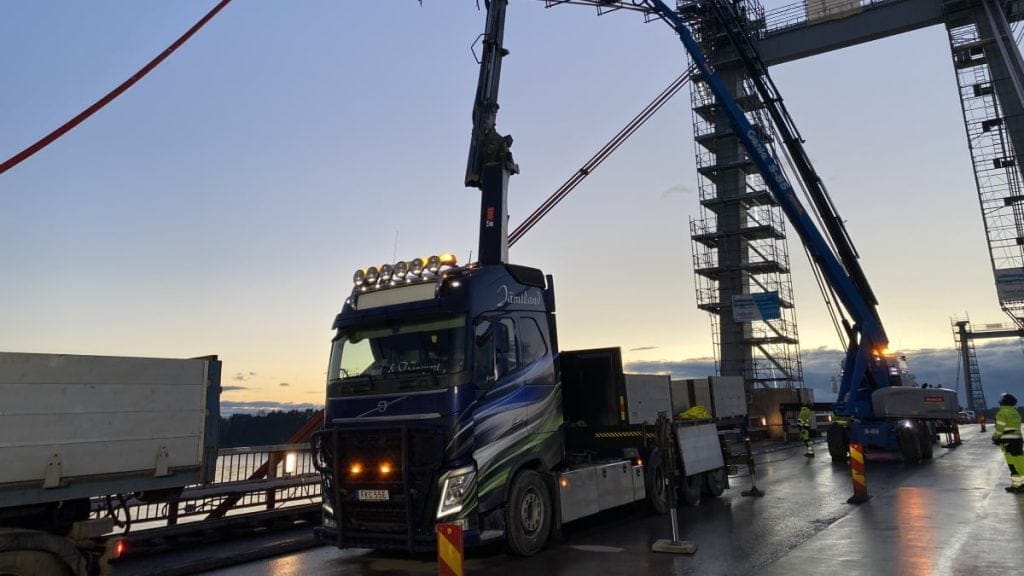 Dette billede illustrere Små marginaler när Strömsundsbron får nya kablar