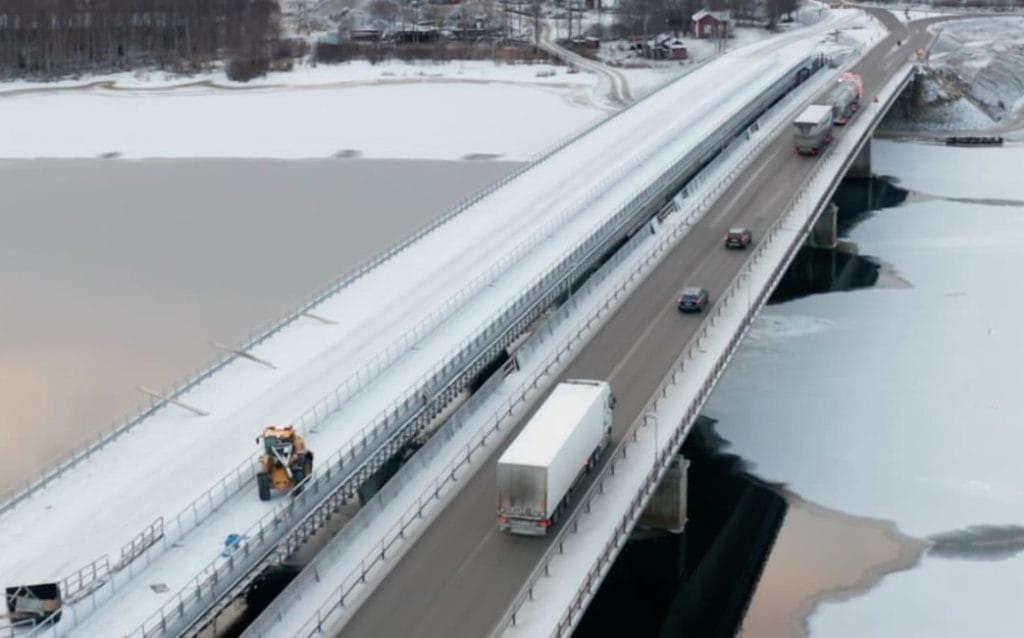 Dette billede illustrere Liveforskning när lastbilar kör i kolonn över gamla Kalixbron