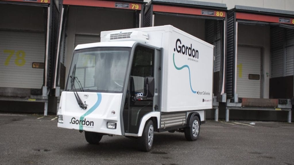 Dette billede illustrere Eldrivna livmedeltransporter för ”sistamilen” leveranser