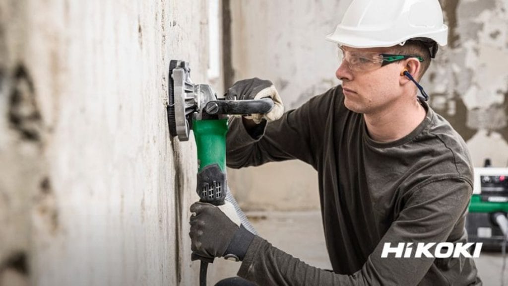 Dette billede illustrere HiKOKI Power Tools – GM13Y – Kraftfull, dammfri betongslipning.