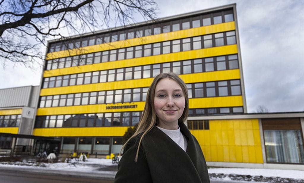 Dette billede illustrere Linn fick mersmak för kemi tack vare SSABs stipendium