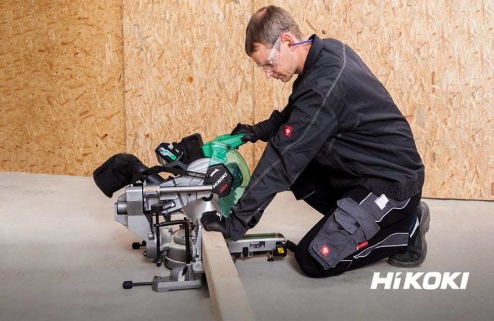 Dette billede illustrere HiKOKI Power Tools Sweden AB – Den sladdlösa 36V Kap-/gersågen C3610DRA