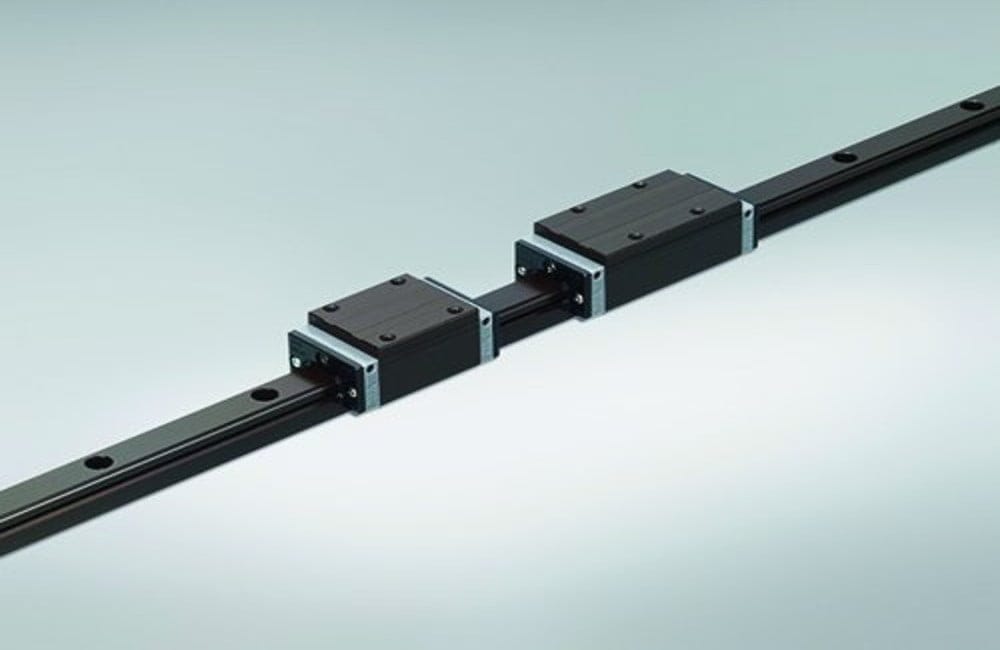 Dette billede illustrere NSK:s NH/NS-linjärstyrningar effektiviserar plagg- och textiltryckmaskiner