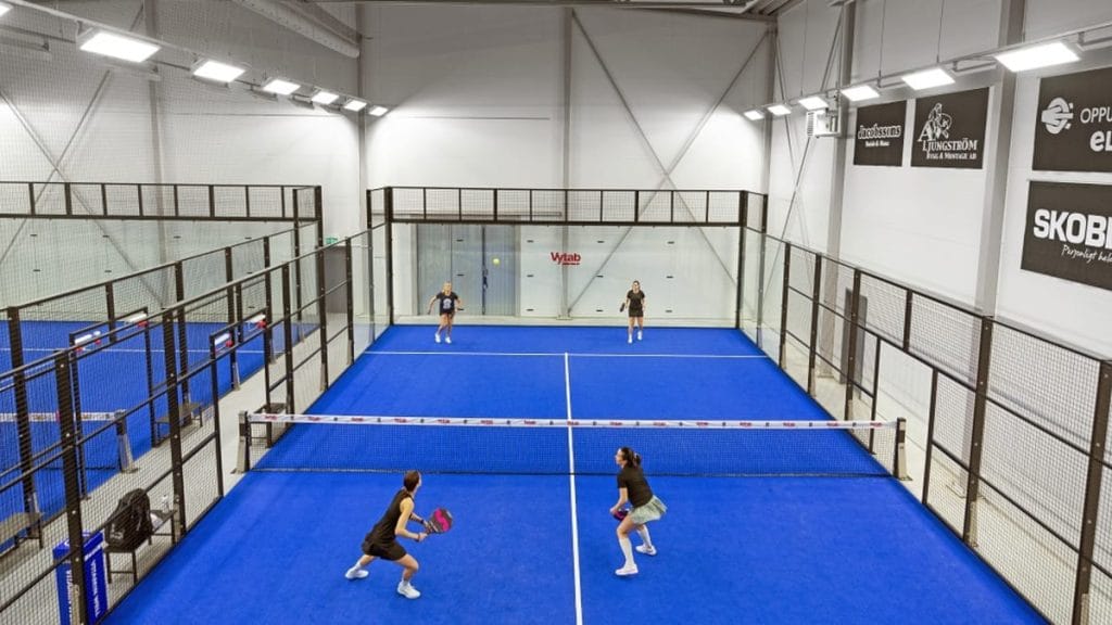 Dette billede illustrere Rätt ljus till padelhall i Vingåker