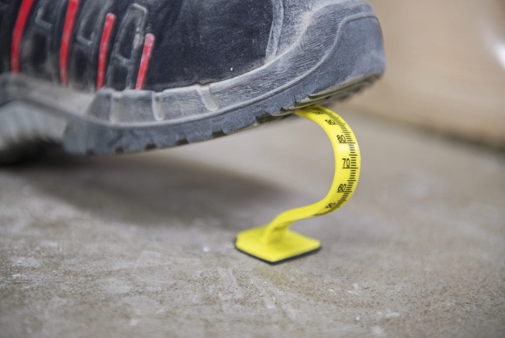 Dette billede illustrere weberfloor höjdmarkör underlättar avjämningsarbetet