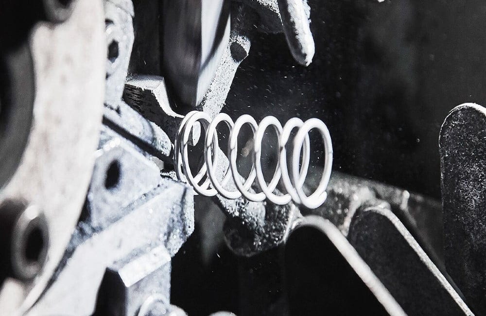 Dette billede illustrere Plymouth Spring – fjäderexpert som underlättar expansion i USA