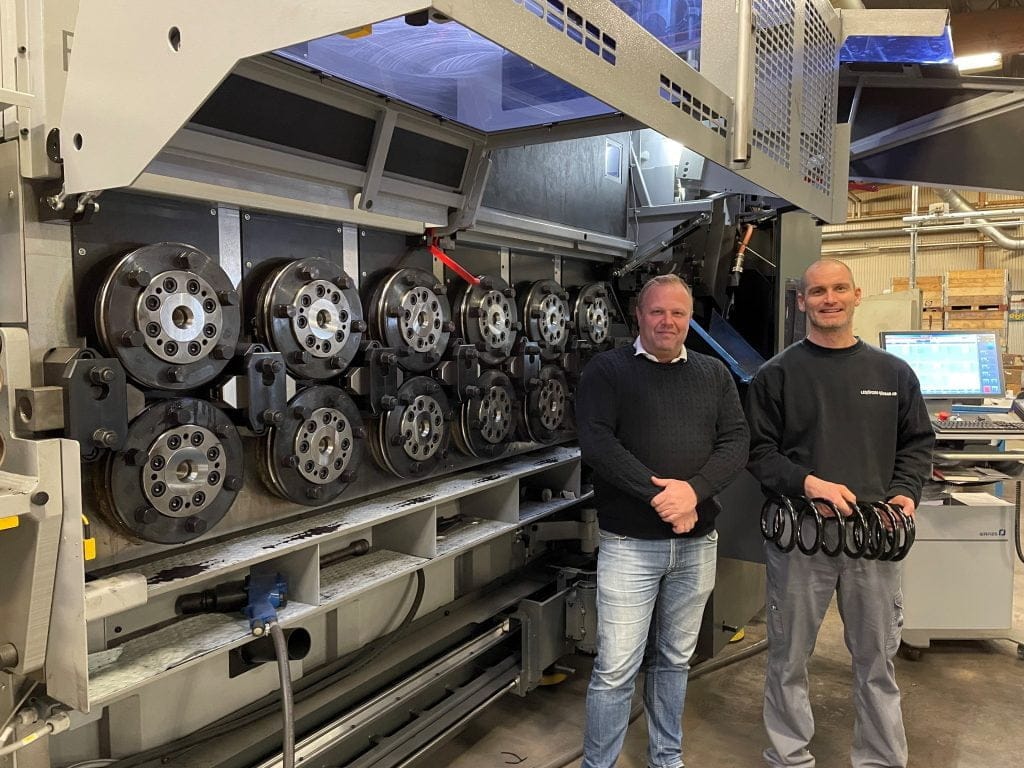 Dette billede illustrere Lesjöfors Fjädrar installerar världens största Wafios-maskin