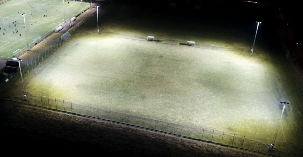 Dette billede illustrere Lindsdals IF belyser fotbollsplan med Modus