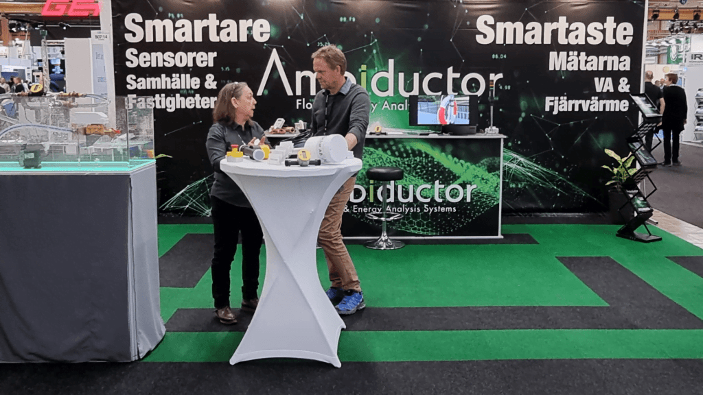 Dette billede illustrere Prata smarta sensorer med Ambiductor på Smart City Expo 11-12 maj