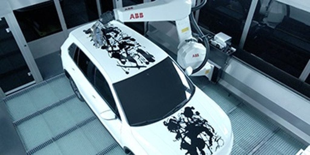 Dette billede illustrere ABB Robotics avtäcker världens första robotlackade konstbil