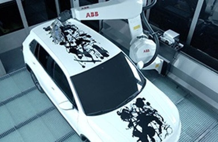 ABB Robotics avtäcker världens första robotlackade konstbil
