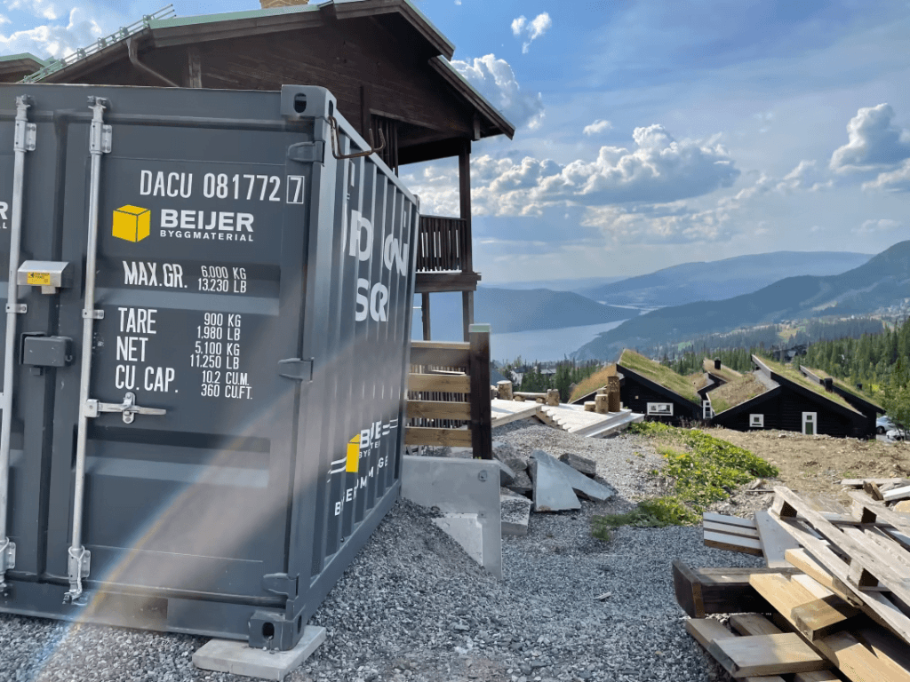Dette billede illustrere Lagerbutikcontainer för Beijer Byggmaterial – med bygglagercontainrar ökar säkerhet och effektivitet på bygget