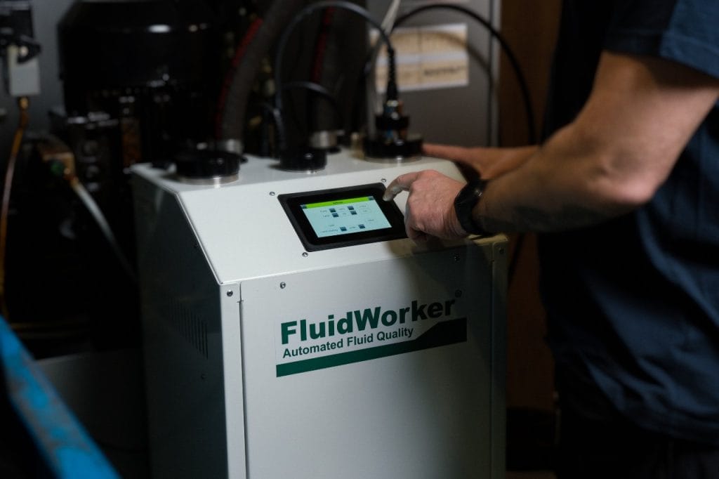 Dette billede illustrere LK Precision vässar sin produktivitet med automatiserad skärvätskehantering