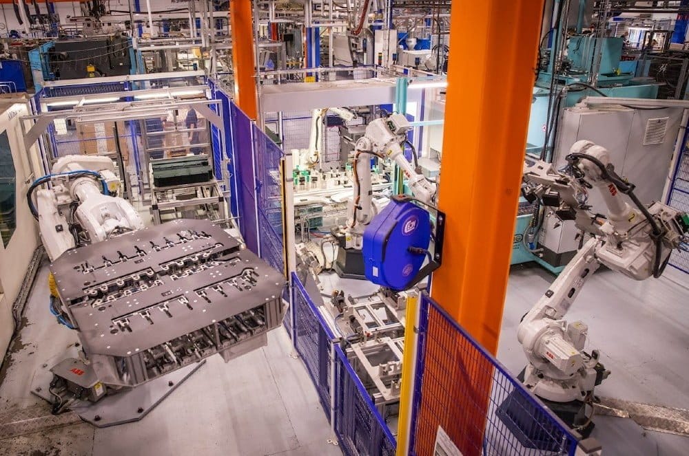 Dette billede illustrere ABB-robotar höjer kapaciteten och säkrar kvaliteten hos KB Components