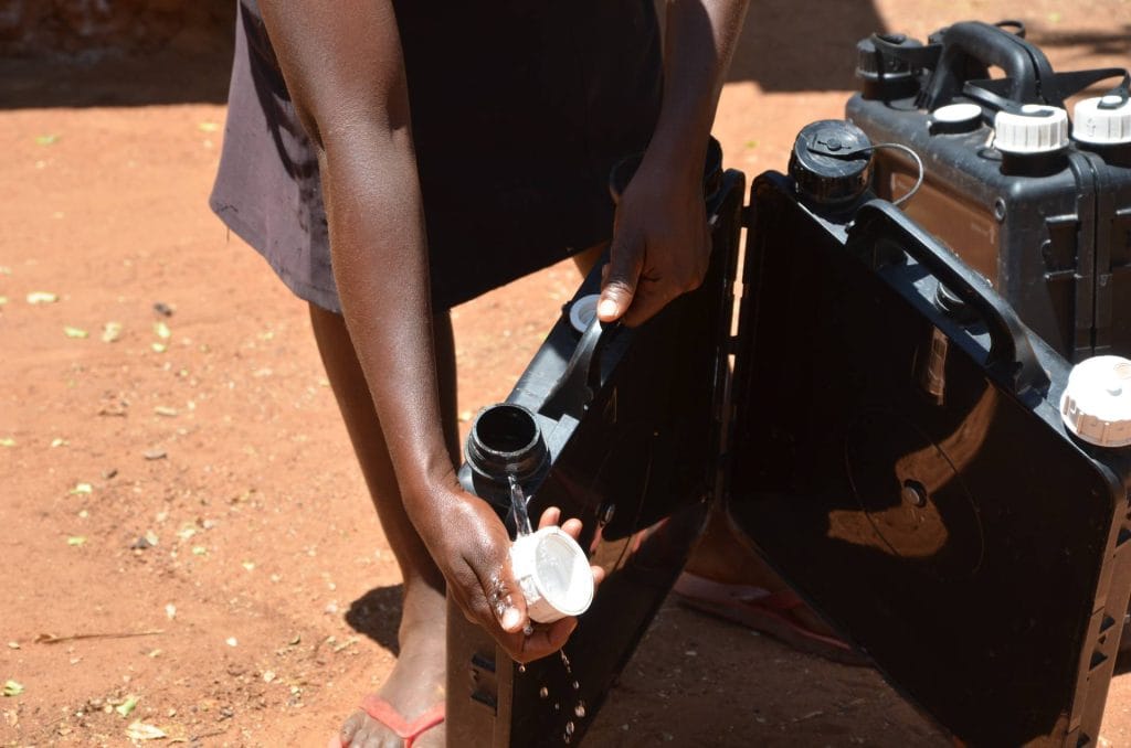 Dette billede illustrere Colly Components – Hälften av Ugandas befolkning har rent vatten hemma. Med Solvatten blir det fler och fler.