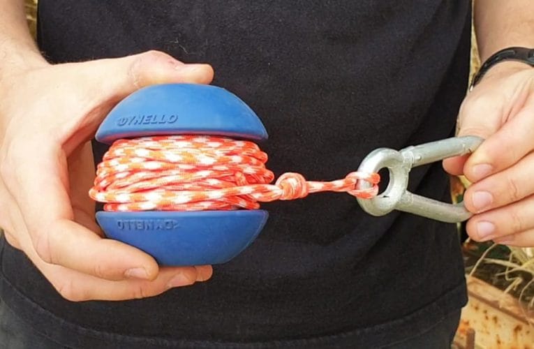 Ergonomiskt verktyg för att kasta surrningsband över höga laster