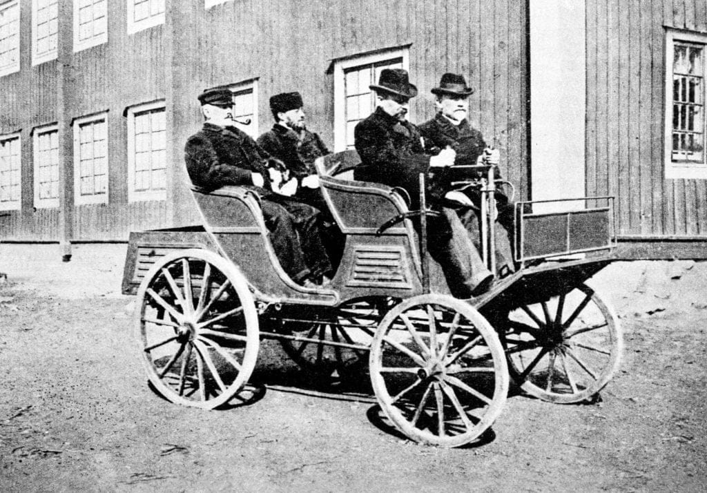 Vabis A-car from 1897. The first Swedish made car. It was constructed by Vabis' engineer Gustaf Erikson who sits beside the driver. The driver is the MD at Vabis, Peter Peterson.