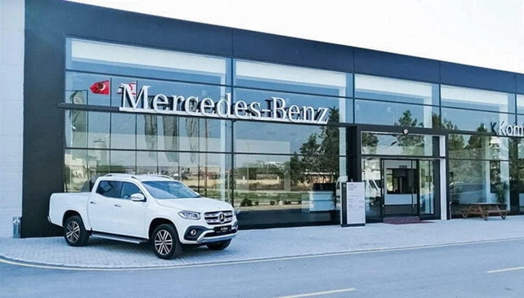 Dette billede illustrere Nederman utsugssystem för fordonsavgaser i Mercedes-Benz-verkstaden