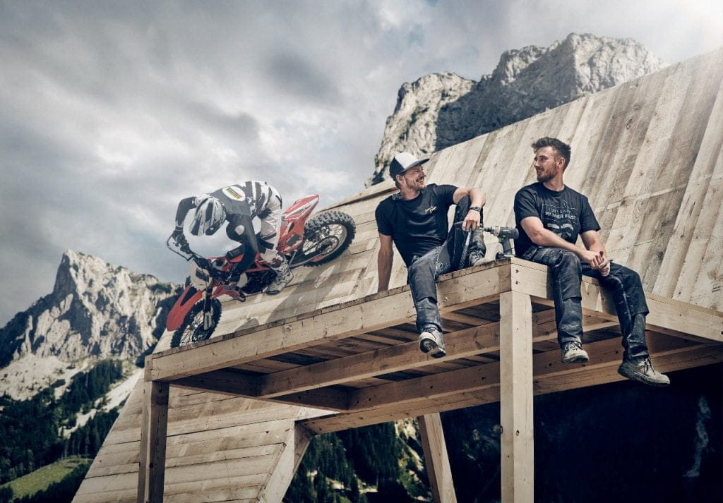 Dette billede illustrere MARCEL HIRSCHER GER SIG IVÄG PÅ DET ULTIMATA ÄVENTYRET I RED BULL ERZBERGRODEO