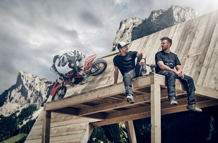 MARCEL HIRSCHER GER SIG IVÄG PÅ DET ULTIMATA ÄVENTYRET I RED BULL ERZBERGRODEO