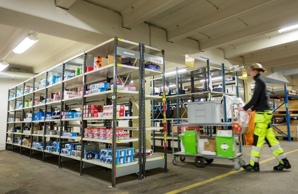 Dette billede illustrere Kundunikt lager tryggar produktionen för Hjältevadshus