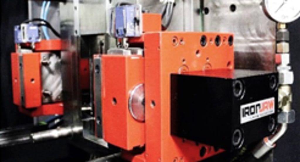 Dette billede illustrere PU Consulting – Formsprutning stark och grön med extra låskraft på formarna