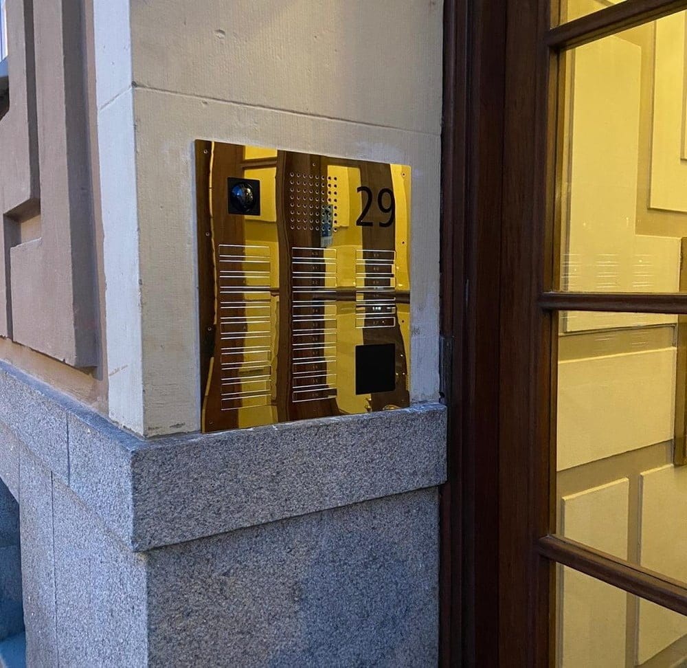Dette billede illustrere Siedle Classic skapar ringar på vattnet på Östermalm
