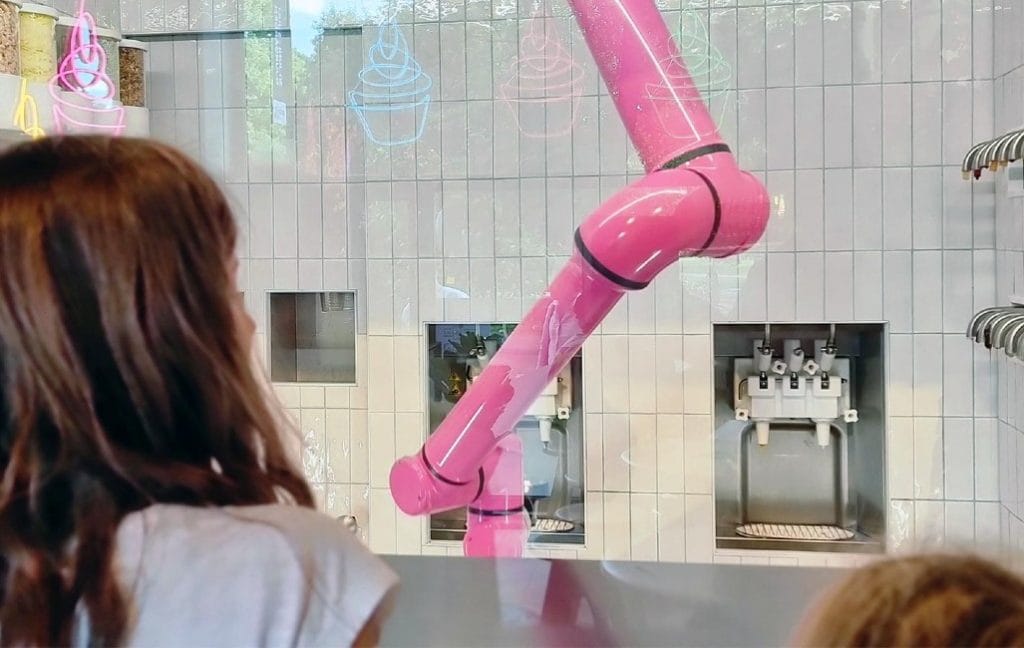 Dette billede illustrere Glassrobot fixar sommarfikat på Tekniska museet