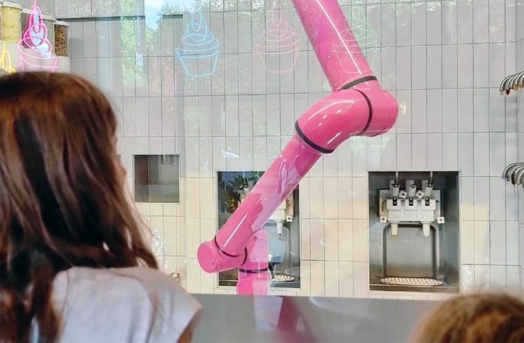 Glassrobot fixar sommarfikat på Tekniska museet