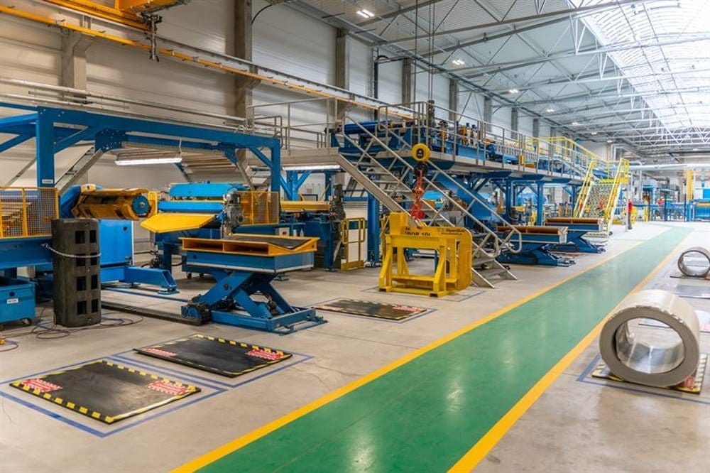 Dette billede illustrere Ruukki inviger ny linje för sandwichpaneler med mineralullskärna i Oborniki, Polen