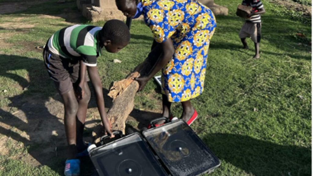 Dette billede illustrere Colly components – Solvatten ger ökad hälsa och minskar avskogningen i Uganda