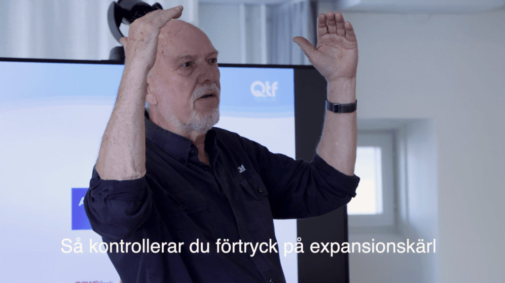 Dette billede illustrere QTF och ICA Fastigheter utbildar fastighetstekniker om systemvätska