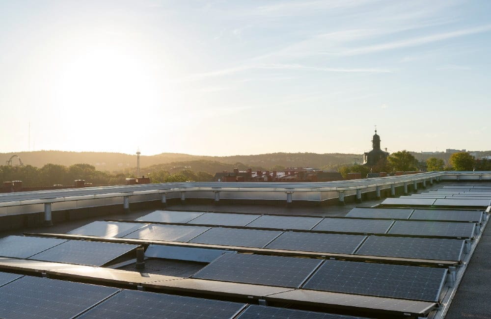 Dette billede illustrere Akademiska Hus toppar solcellsligan – flest anläggningar och mest effekt