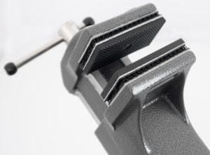 Dette billede illustrere Skruvstäd med innovativa kardborreskyddsbackar