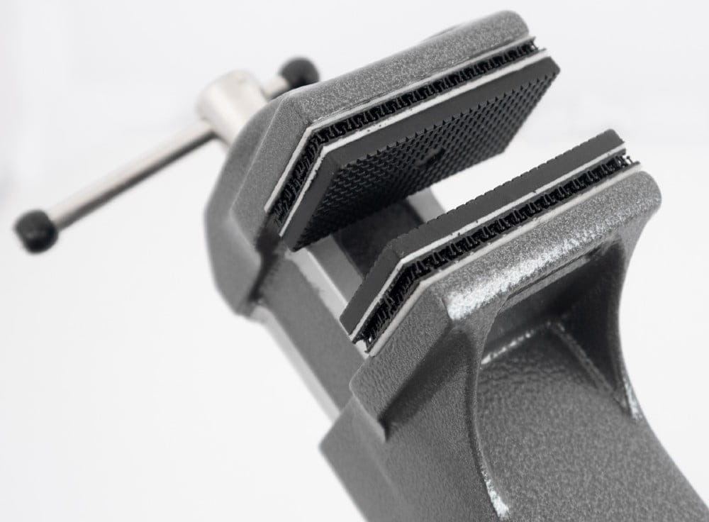 Dette billede illustrere Skruvstäd med innovativa kardborreskyddsbackar