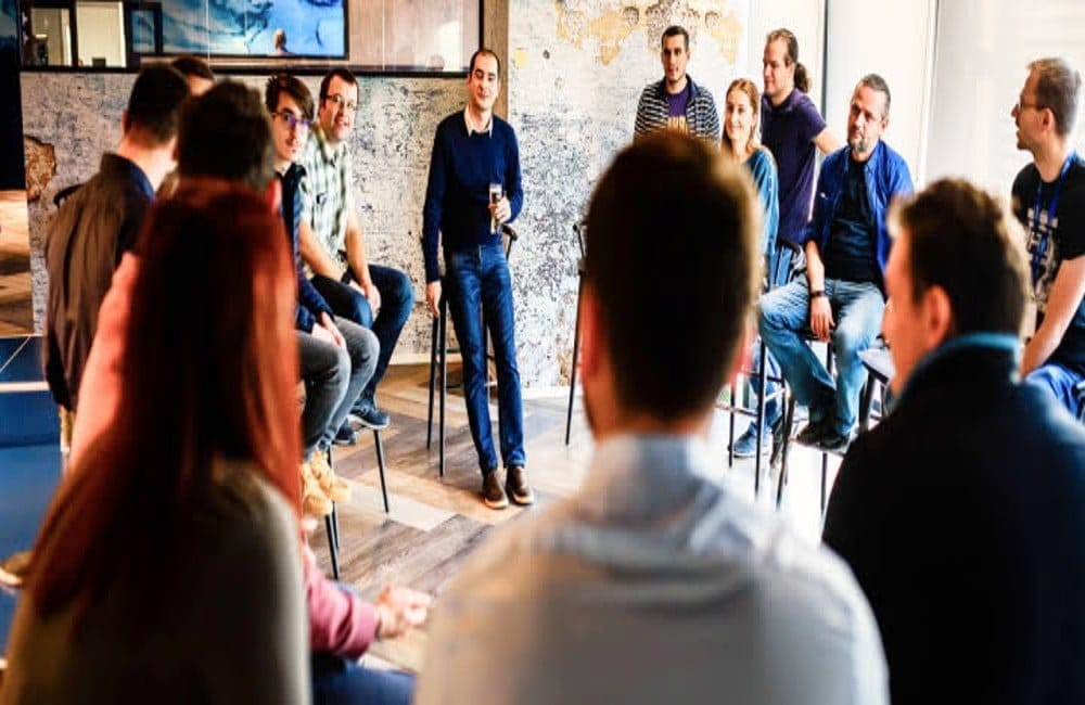 Dette billede illustrere OutSystems och UiPath ingår partnerskap för intelligent automatisering