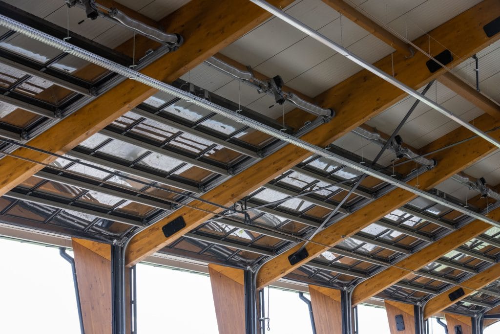 Dette billede illustrere Optimal fjäder-i-fjäderlösning med dragfjädrar för garageportar