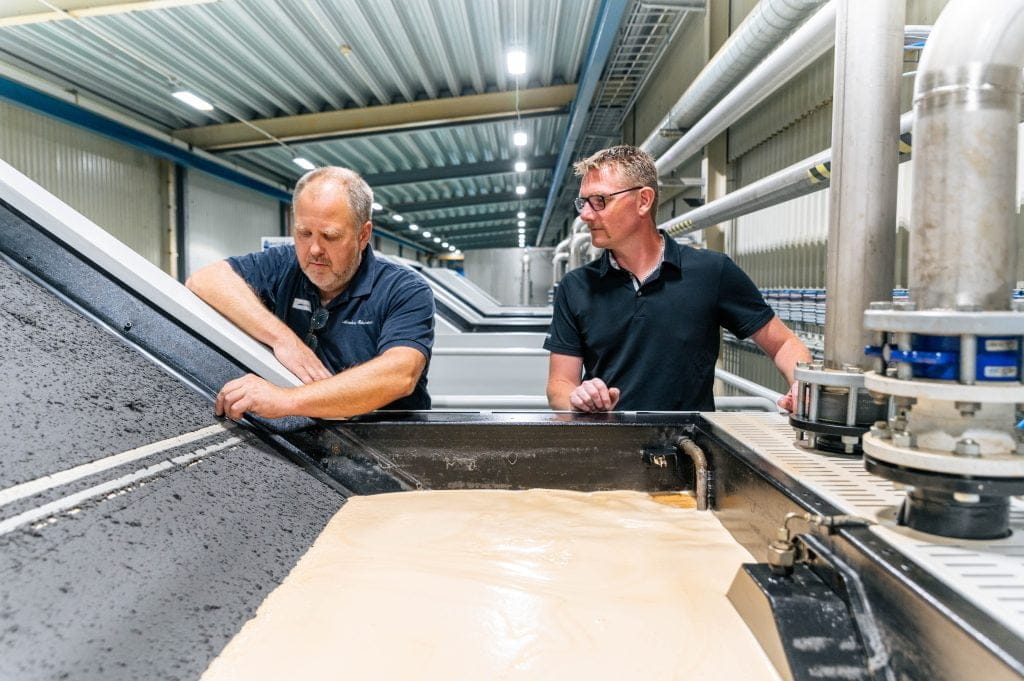 Dette billede illustrere AB Munkforssågar mer än halverade skärvätskan med ny reningsanläggning