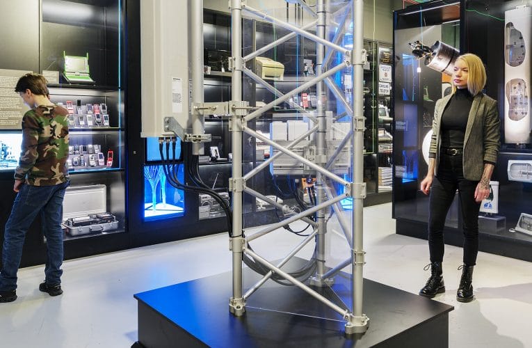 Ny utställning kopplar upp framtidens 5G-teknik mot historiska milstolpar
