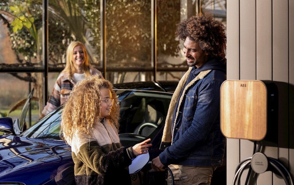 Dette billede illustrere Ny ABB E-mobility hemmaladdlösning hjälper förare att förverkliga sina mål för hållbar mobilitet