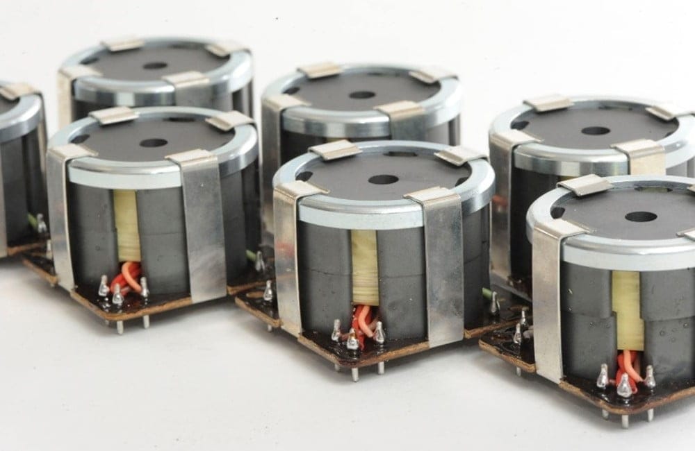 Dette billede illustrere KAMIC Group förvärvar Avon Magnetics, en ledande brittisk tillverkare av lindade magnetkomponenter