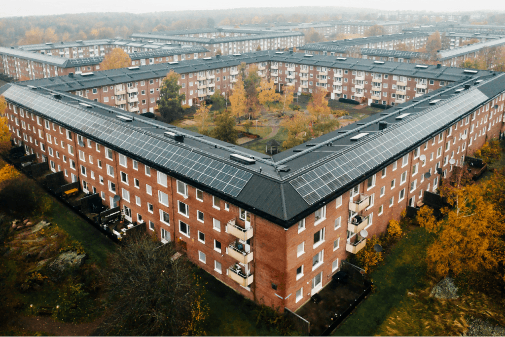 Dette billede illustrere Minskad belastning på elnätet när solel delas i Biskopsgården