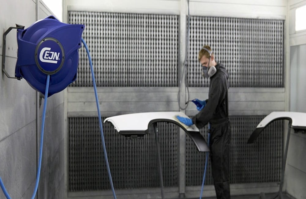 Dette billede illustrere CEJN introducerar antistatiska slangvindor med icke-ledande slangar för sprutlackering